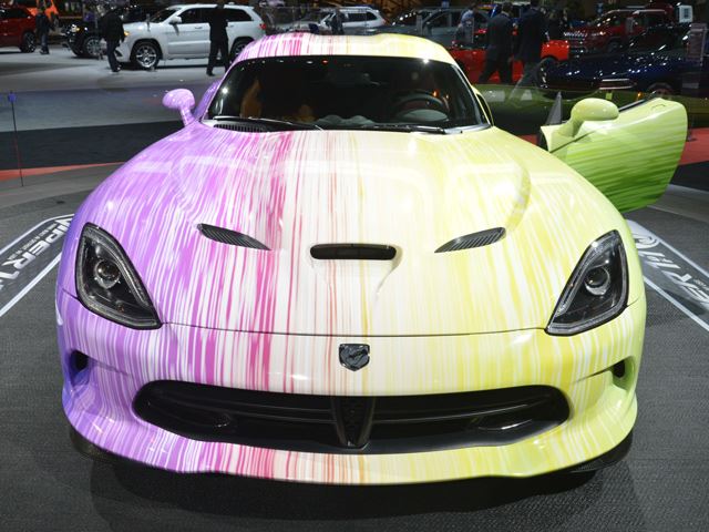Разноцветный психоделичный Dodge SRT Viper GTC на выставке в Чикаго